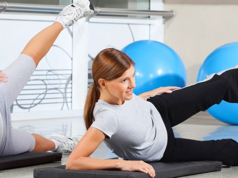 Frauen trainieren im Fitnesscenter